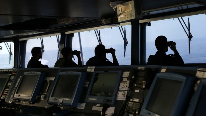 Europa: Crewmitglieder suchen während eines Frontex-Einsatzes auf einem Schiff der portugiesischen Marine das Meer ab.