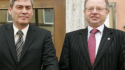 Wahlgesetze: Das Los hat entschieden: Konrad Schlier (li.) ist neuer Bürgermeister von Bergtheim. Robert Kremling (re.) hatte das Nachsehen.