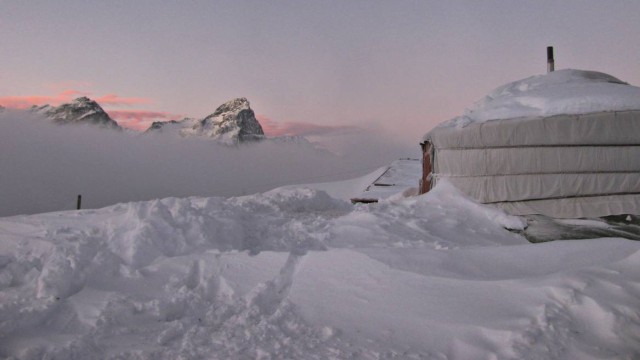 Winter in den Alpen: Der Traum vom wilden Reisen: Jurten auf 2000 Meter Höhe im Kanton Waadt.