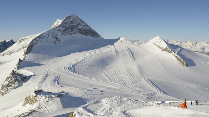 Skipisten am Hintertuxer Gletscher im Winter mit Olperer und Gr Kaserer re Zillertaler Alpen