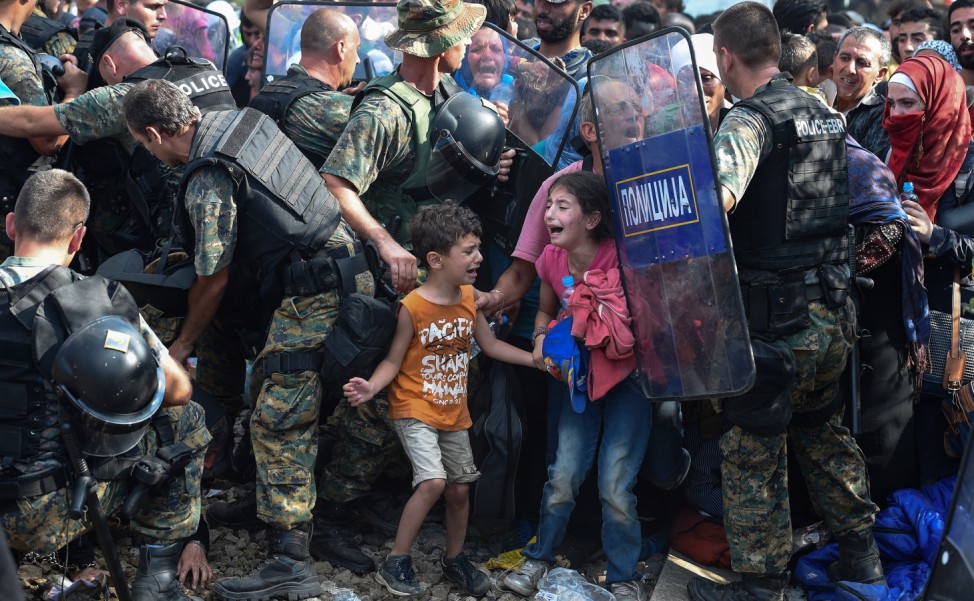 Macedonian police clash with refugees at blocked border,Unicef Foto des Jahres 2015