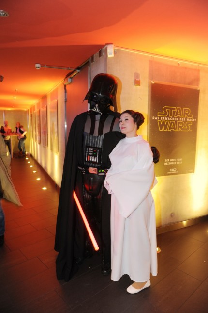 Nächtliche Premiere: Darth Vader und Leia nachts im Kino in München.