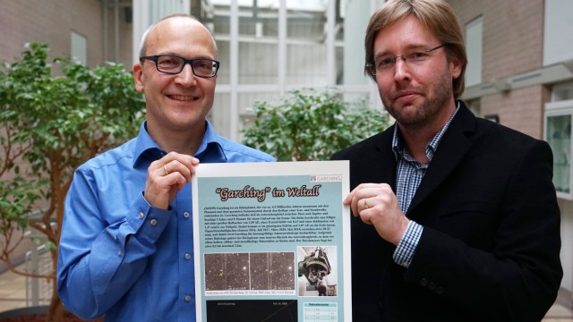 Astronomie: Thomas Müller (links) und Felix Hormuth überbrachten der Stadt Garching das besondere Geschenk.