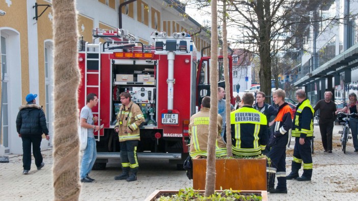 Feuerwehr: Immer wieder müssen Feuerwehrleute ausrücken, auch wenn es gar nicht brennt - wie hier am Ebersberger Einkaufszentrum. Künftig kostet das mehr.