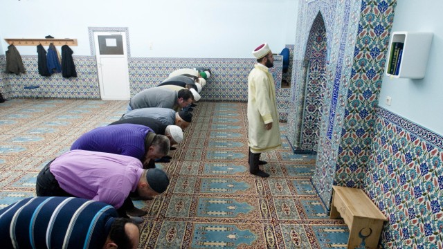 Muslimische Gemeinden im Landkreis: Nachtgebet in einer Moschee der Ditib in Markt Schwaben.