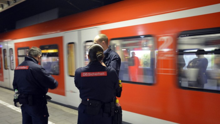 BEG: Drei Mitarbeiter der S-Bahn-Wache sind im Tunnel unter der Innenstadt auf Streife. Testkunden prüfen die Sicherheitsleute regelmäßig.