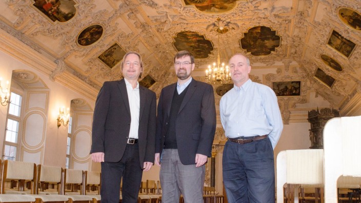 Benediktbeuern: Hilmar Körzinger (li.) und Günter Sirsch (rechts) sind mit den Gesprächen, die Klosterdirektor Pater Reinhard Gesing mit ihnen geführt hat, zufrieden.