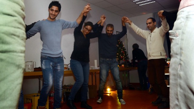 Asylbewerber in Erding: Asylbewerber feiern zusammen mit Deutschen in Erding ein sehr lockeres Weihnachtsfest.