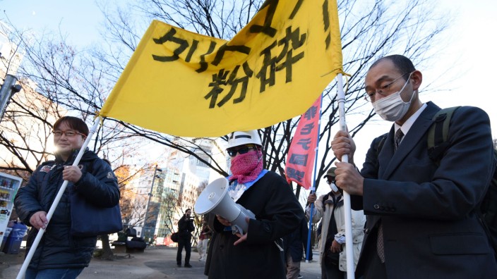Protest: Mitglieder der Gruppe 'losers with women', protestieren in Tokio gegen Weihnachten.