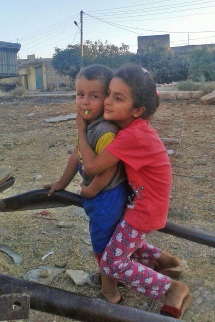 Krieg in Syrien: Dieses Bild von Ghnemas Kindern Mariam, fünf Jahre, und Ahmad, drei, entstand in Syrien, bevor ihre Mutter durch eine Fassbombe starb.