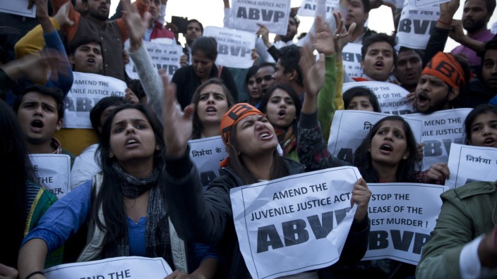 Indien: Mitglieder der Studentenorganisation ABVP protestieren am Sonntag in Delhi gegen die Freilassung.
