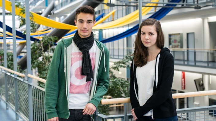 Garching: Maximilian Kerschbaum, 16, und Fidelia Ritz, 15, vom Werner-Heisenberg-Gymnasium in Garching, besuchen viele Fakultäten.