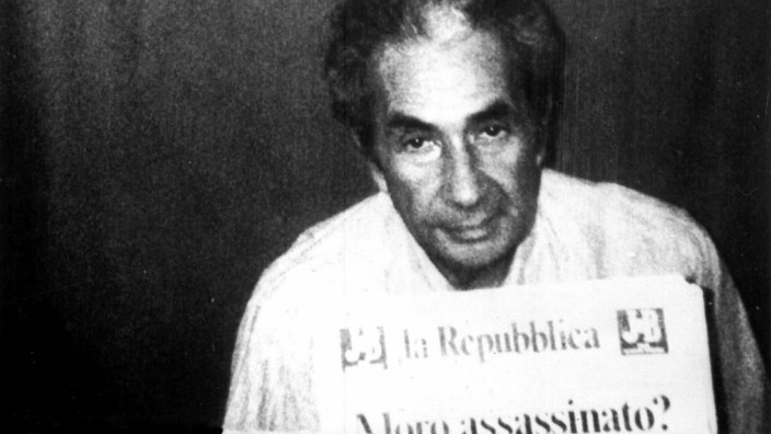 Brigate Rosse: Am 20. April 1978 schickten die Entführer noch ein Foto zum Beweis, dass Moro lebt. Am 9. Mai fand man ihn tot im Kofferraum eines Autos.