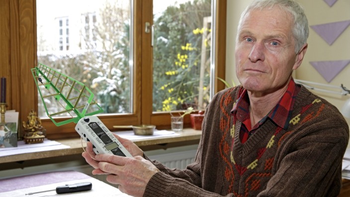 Angst vor Elektrosmog: Der Grünen-Stadtrat Hans Schmidt mit seinem Messgerät, das ihm die Strahlung anzeigt.