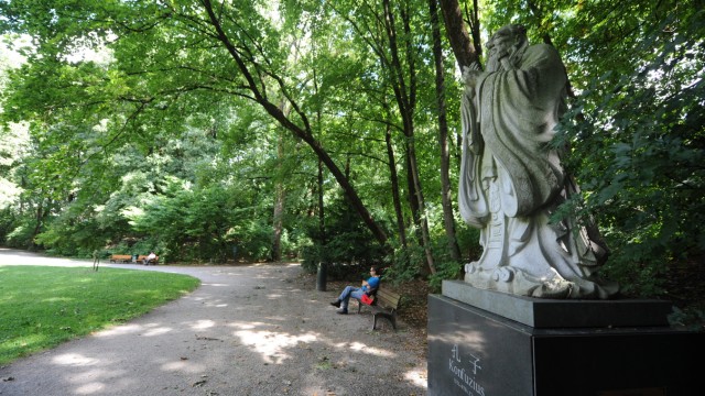 Münchner Innenstadt: Beflügelt von der Romantik: Der etwa zwei Hektar große Dichtergarten ist ein kleiner, fast verwunschen wirkender Park zwischen dem Hofgarten und dem Englischen Garten im Zentrum der Stadt.