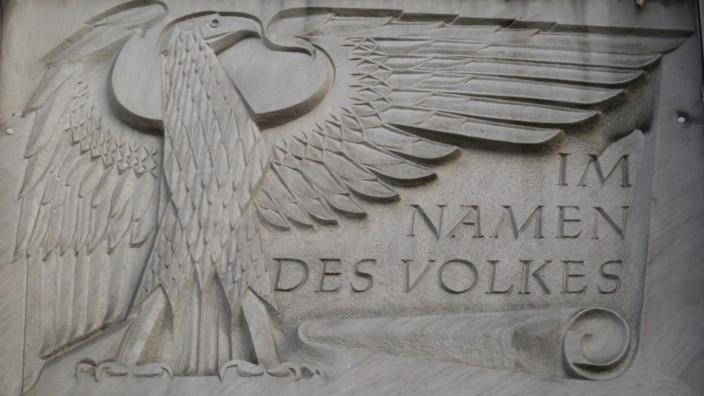 Zu sehen ist der Adler mit dem daneben zusehenden Satz Im namen des Volkes am Landes und Amtsgerich