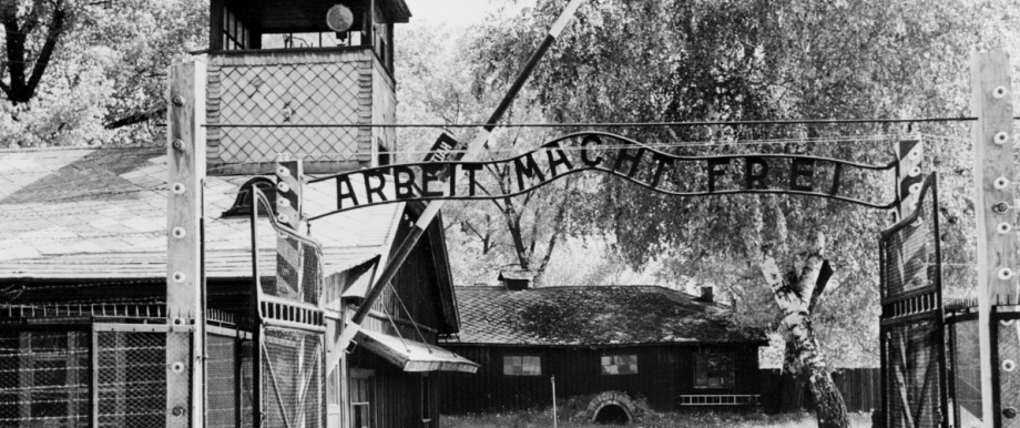 Nationalsozialismus: Das Eingangstor zum KZ Auschwitz nach der Befreiung durch sowjetische Truppen im April 1945.