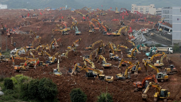 Erdrutsch in Shenzhen: Mit Dutzenden Baggern lassen die chinesischen Behörden in den Erdmassen des einstigen Schuttbergs nun nach Überlebenden und Opfern suchen.