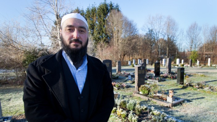 Salih Güler, Imam und Leiter des Bestattungsunternehmens Hakim-I Guraba auf einem islamischen Grabfeld auf dem Südfriedhof Hochäckerstraße Ecke Unterhachinger Straße