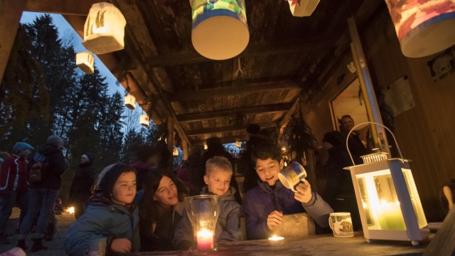 Straßlach, Lichterfest des Waldkindergartens Kleindingharting, Lichterfest mit Flüchtlingskindern,