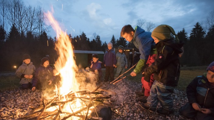 Straßlach, Lichterfest des Waldkindergartens Kleindingharting, Lichterfest mit Flüchtlingskindern,
