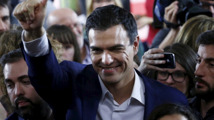 Spain's Socialist Party (PSOE) leader Pedro Sanchez waves after a news conference at the party's headquarters after results were announced in Spain's general election in Madrid