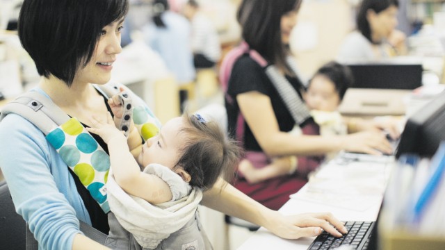 Berufstätige Frauen in Japan: Mit dem Baby zur Arbeit - das bieten in Japan nur wenige Firmen an.