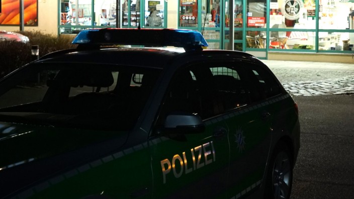 Höhenkirchen: Ein Polizeiautos steht am Dienstagabend vor dem Tengelmann-Markt in Höhenkirchen. Die Fahndung nach dem Täter blieb bisher ohne Erfolg.