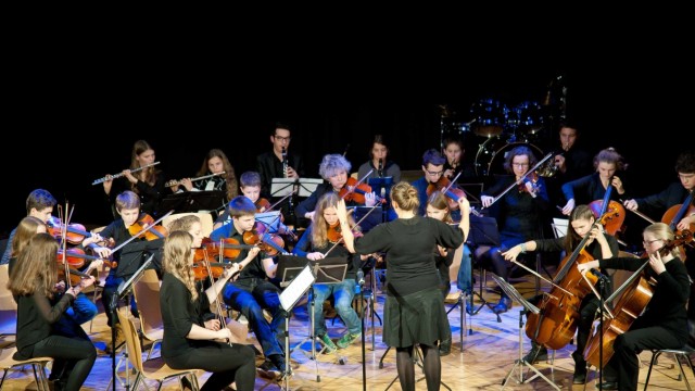Grafing: Das Schulorchester am Gymnasium Grafing unter Leitung von Eva Wagner hat für das Konzert barocke Schlager einstudiert, unter anderem Werke von Händel.