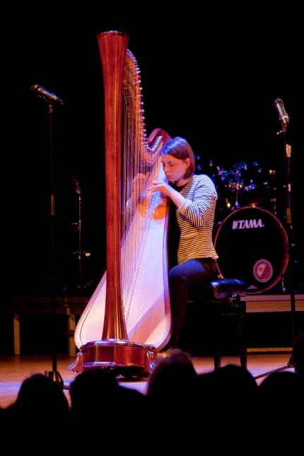 Grafing: Einer der Höhepunkte des Konzerts: Sophie Skudlik an der Harfe mit "Watching the Wheat".