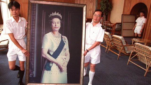 Abtransport eines Bildes des früheren Staatsoberhauptes von Hongkong Königin Elizabeth II., 1997