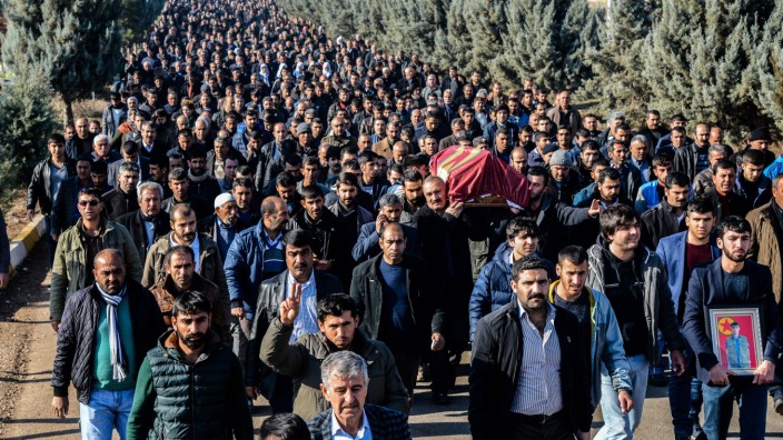 Kurdenkonflikt in der Türkei: Trauernde tragen den getöteten kurdischen Kämpfer Osman Karadeniz zu Grabe.