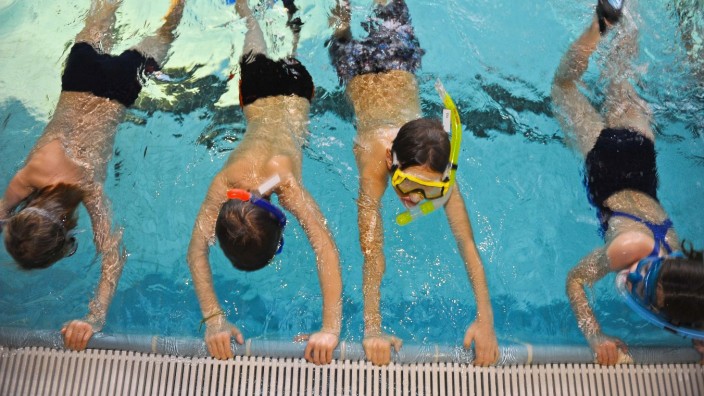 Sportanlage: Zahlreiche Kinder aus dem gesamten Landkreis haben im Kirchseeoner Hallenbad das Schwimmen gelernt.