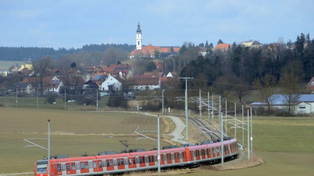 Altomünster: Schnittige Kurvenlage: Die S 2 Altomünster ist deutlich schneller und häufiger als die ehemalige Lokalbahn unterwegs.
