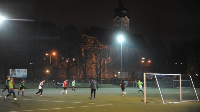 Sportvereine: Spiel-Freude: Die FT Gern kommt mit den Einnahmen aus der Werbung auf ihren Fußballplätzen an der Hanebergstraße ganz gut über die Runden.