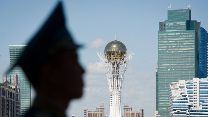 Kasachstan: Ein mythisches goldenes Ei krönt den Bajterek-Turm von Norman Foster in Nur-Sultan, ehemals Astana.