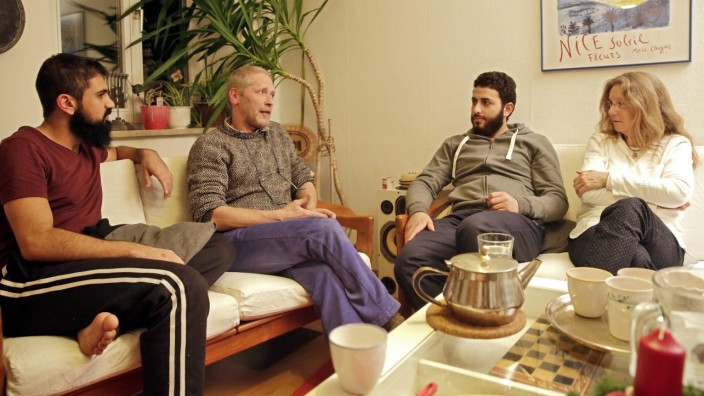 Wolfratshausen: Stefan (2.v.l.) und Andrea Sandmair haben Khaled Al Hussein (links) und Obadah Ayash bei sich aufgenommen. Gefunden haben sich das Wolfratshauser Ehepaar und die Flüchtlinge über eine Internetplattform.