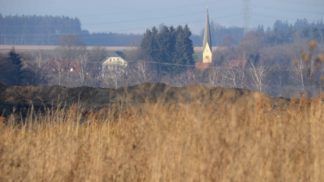 Dachau: Die Position des Fotografen entspricht exakt dem Standort der geplanten Windkraftanlage und dem Blick auf das 800 Meter entfernte Pellheim.