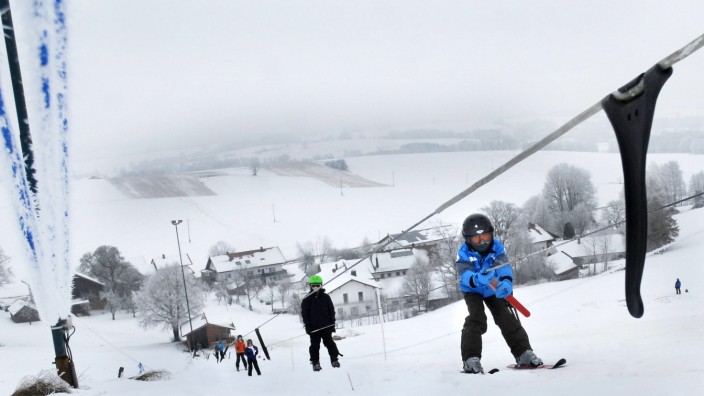 Skilifte im Landkreis: Schön wär's: Dieses Bild ist im Januar 2013 am Skilift in Loh bei Dorfen entstanden. Aber wer weiß, vielleicht steht uns ja ein Wintereinbruch bevor.