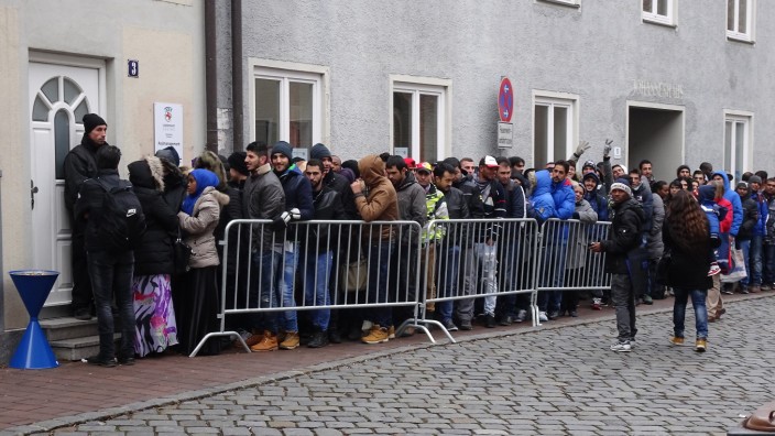 In der Kirchgasse: Die Schlange hinter der Stadtpfarrkirche hat am Dienstag für Aufsehen gesorgt: Etwa zwei Drittel der Asylbewerber aus dem Landkreis sind gekommen.