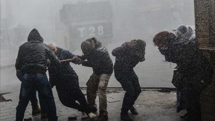 Türkei: In Diyarbakir flüchten Demonstranten vor Wasserwerfern und Tränengas der türkischen Regierung.