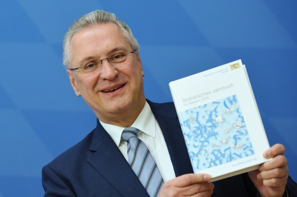 Herrmann stellt Statistisches Jahrbuch 2015 vor
