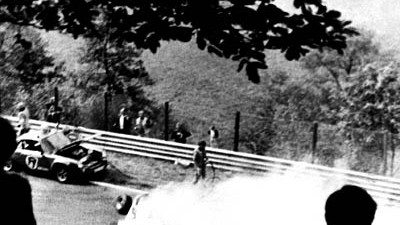 Auto-Köpfe (2): Niki Lauda: Nach einem Zusammenstoß in der zweiten Runde des Grand Prix auf dem Nürburgring brennt der Ferrari von Niki Lauda. Er erlitt schwere Verbrennungen.