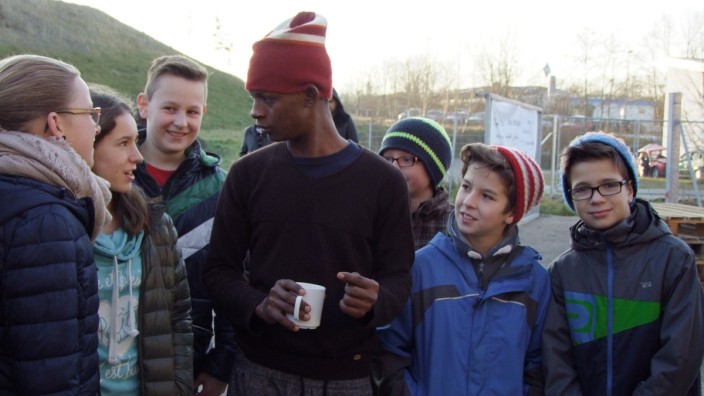 Odelzhausen: Odelzhausener Schüler und Flüchtlinge fanden rasch gemeinsame Themen - zum Beispiel Fußball.