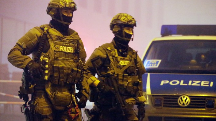Schwer bewaffnete Polizisten in der Silvesternacht in München