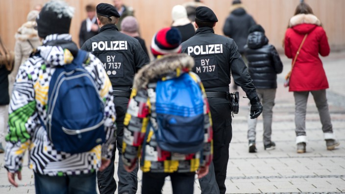 Polizisten in der Innenstadt von München am Neujahrstag 2016.