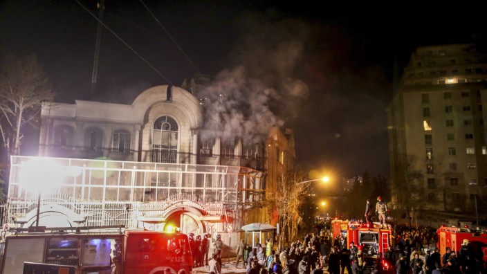 Riad: Nach der Hinrichtung eines prominenten schiitischen Geistlichen haben Demonstranten die Botschaft in Teheran in Brand gesetzt.