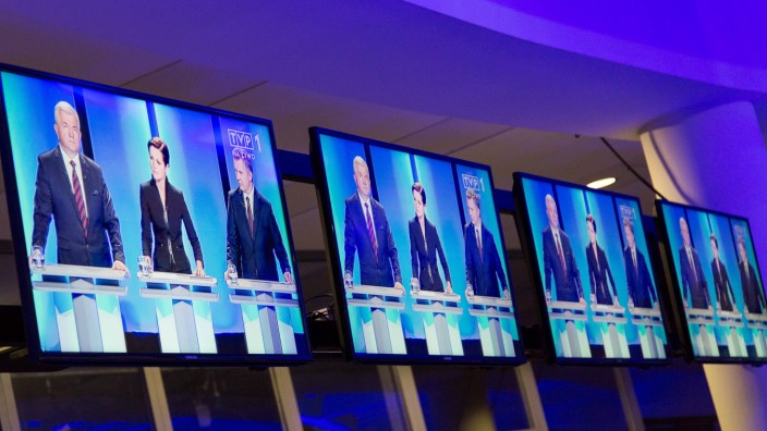 Oct 20 2015 Warsaw Poland Polish journalists and politicians watch TV debate of all Polish pa