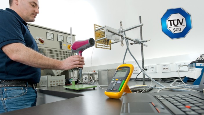 Konsumgüter im Test: Der Haartrockner darf nicht zu heiß werden: ein Mitarbeiter im Prüflabor des TÜV Süd in Garching Hochbrück. Foto: