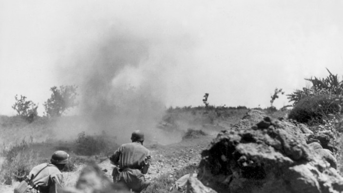 Deutsche Fallschirmjäger bei Kämpfen auf Kreta, 1941